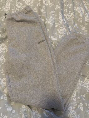 Aritzia womens Gray Sweatpants size medium